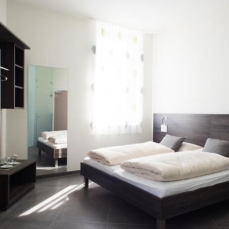 Eee Hotel Траун Екстериор снимка