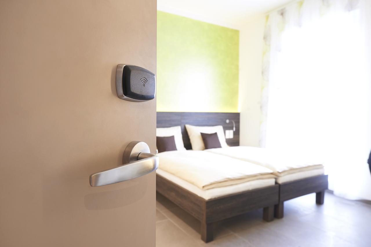 Eee Hotel Траун Екстериор снимка