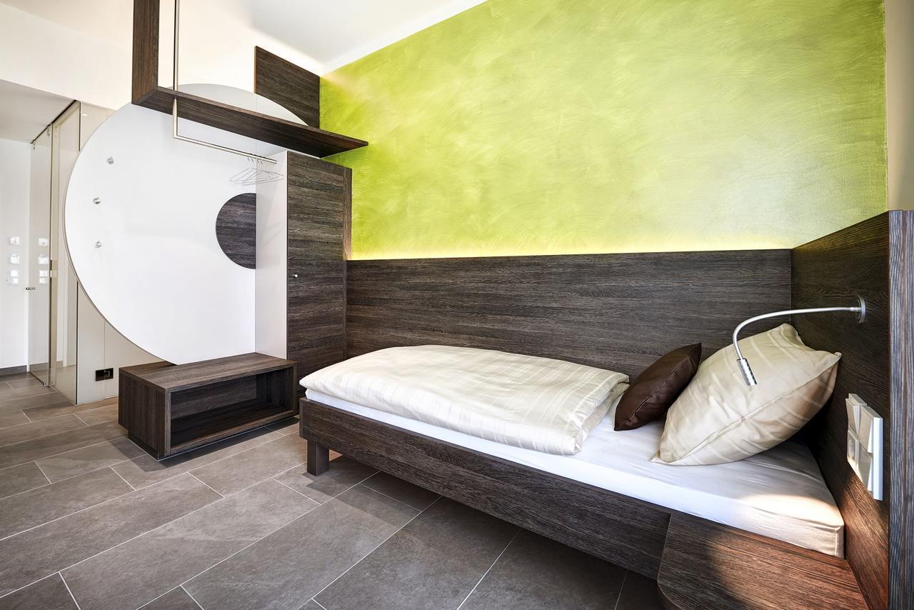 Eee Hotel Траун Екстериор снимка
