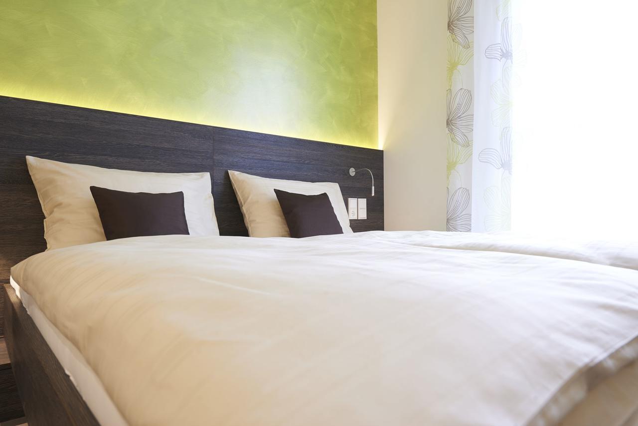 Eee Hotel Траун Екстериор снимка