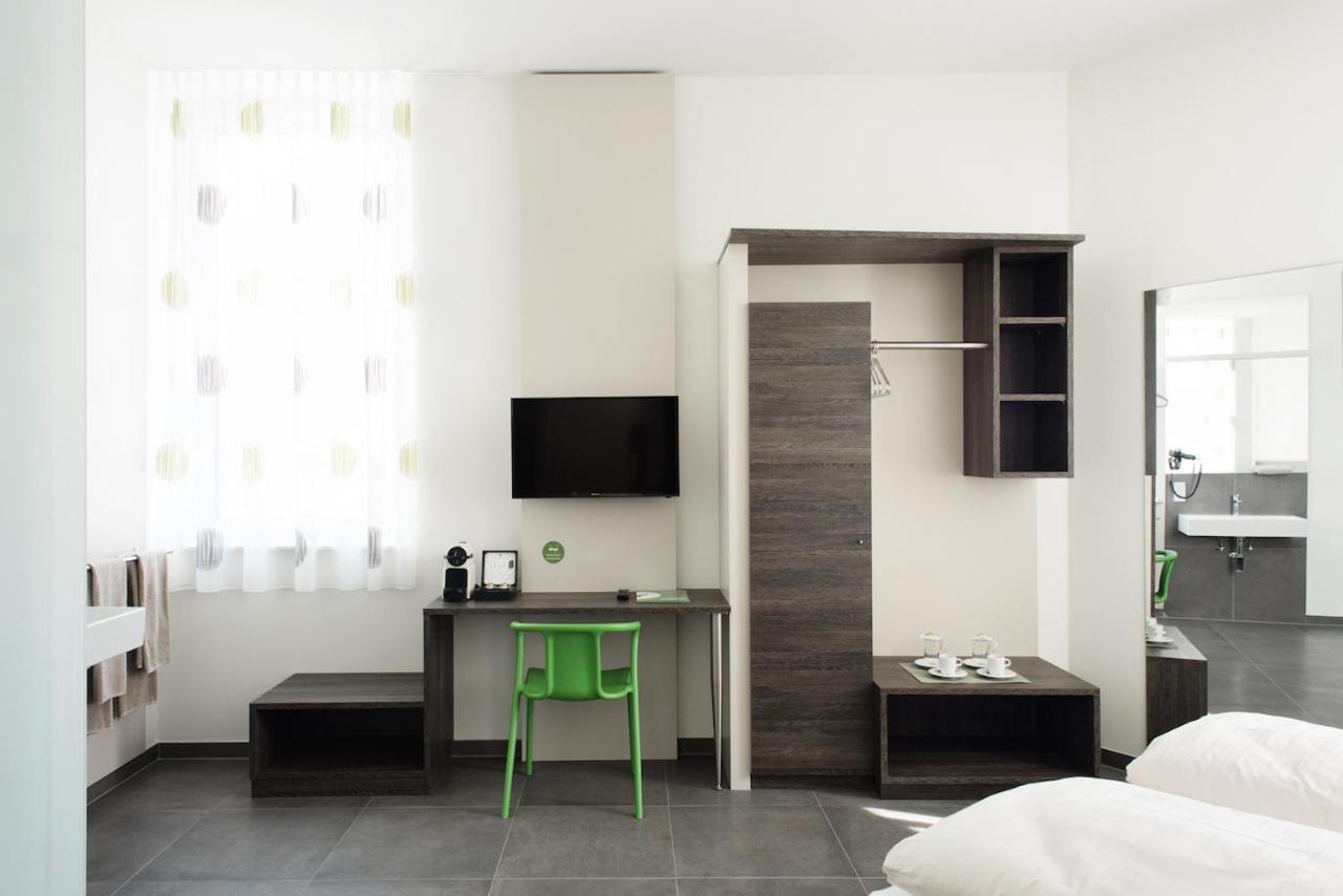 Eee Hotel Траун Екстериор снимка