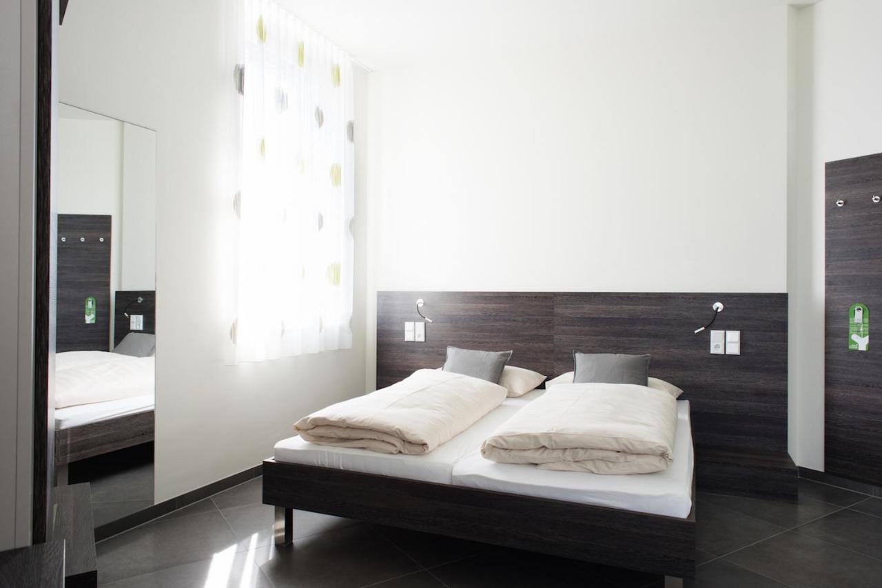 Eee Hotel Траун Екстериор снимка
