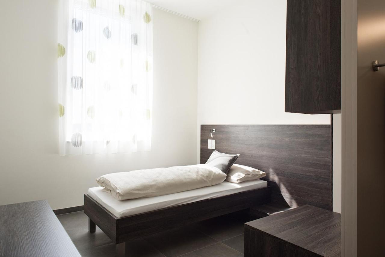 Eee Hotel Траун Екстериор снимка