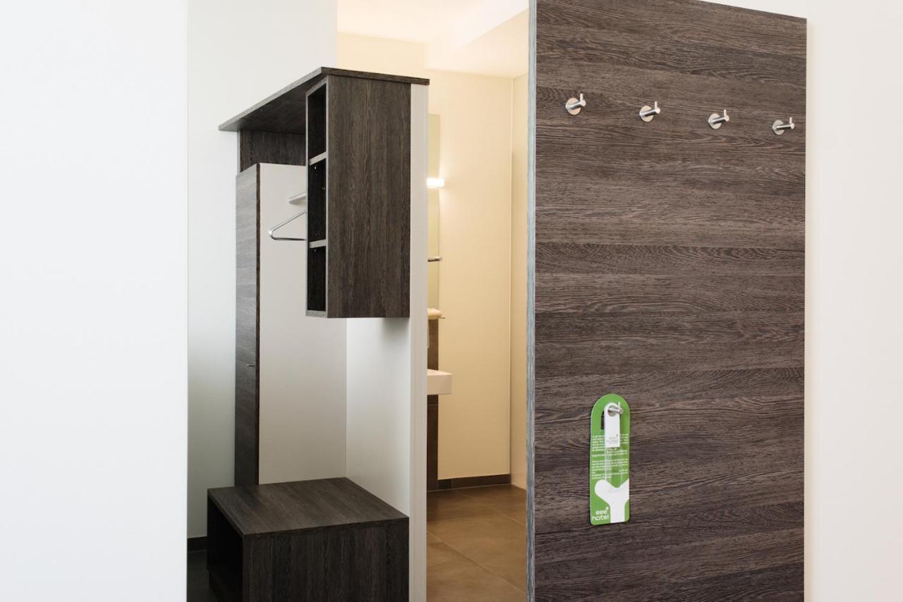Eee Hotel Траун Екстериор снимка