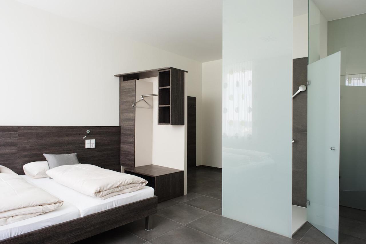 Eee Hotel Траун Екстериор снимка